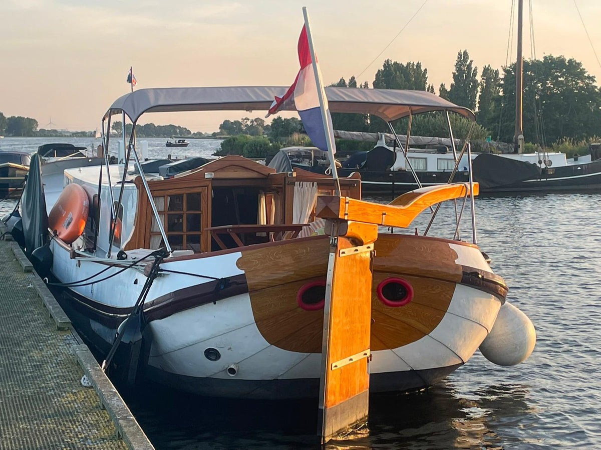 Brede biminitop op maat voor een klassieke bakdekkruiser